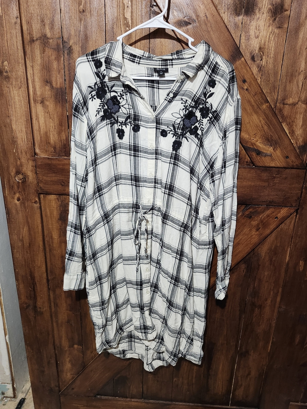 a.n.a Black and White Plaid Button-Up Shirt with Floral Accents XL